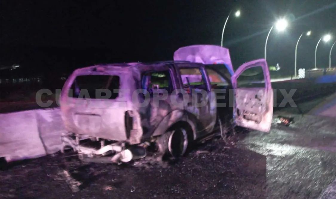 Automóvil se calcina luego de accidentarse