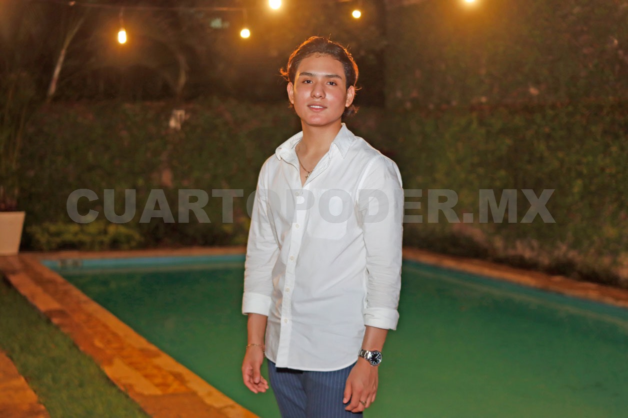 Fabricio celebra con amigos