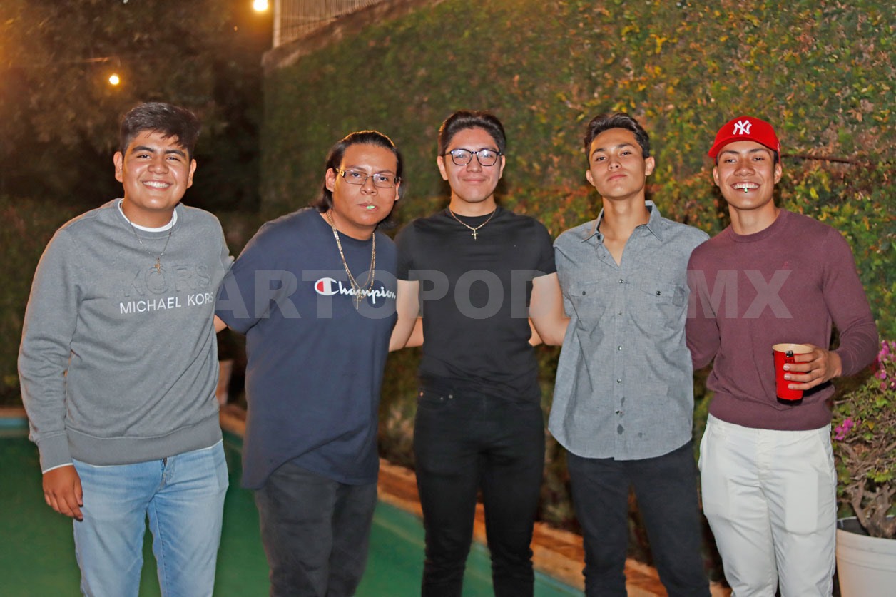 Fabricio celebra con amigos