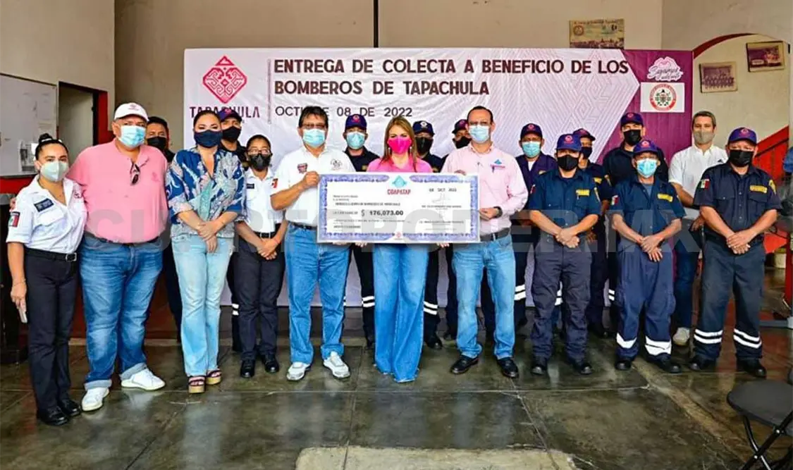 Durante la entrega del cheque al Patronato del Cuerpo de Bomberos del municipio de Tapachula. CP