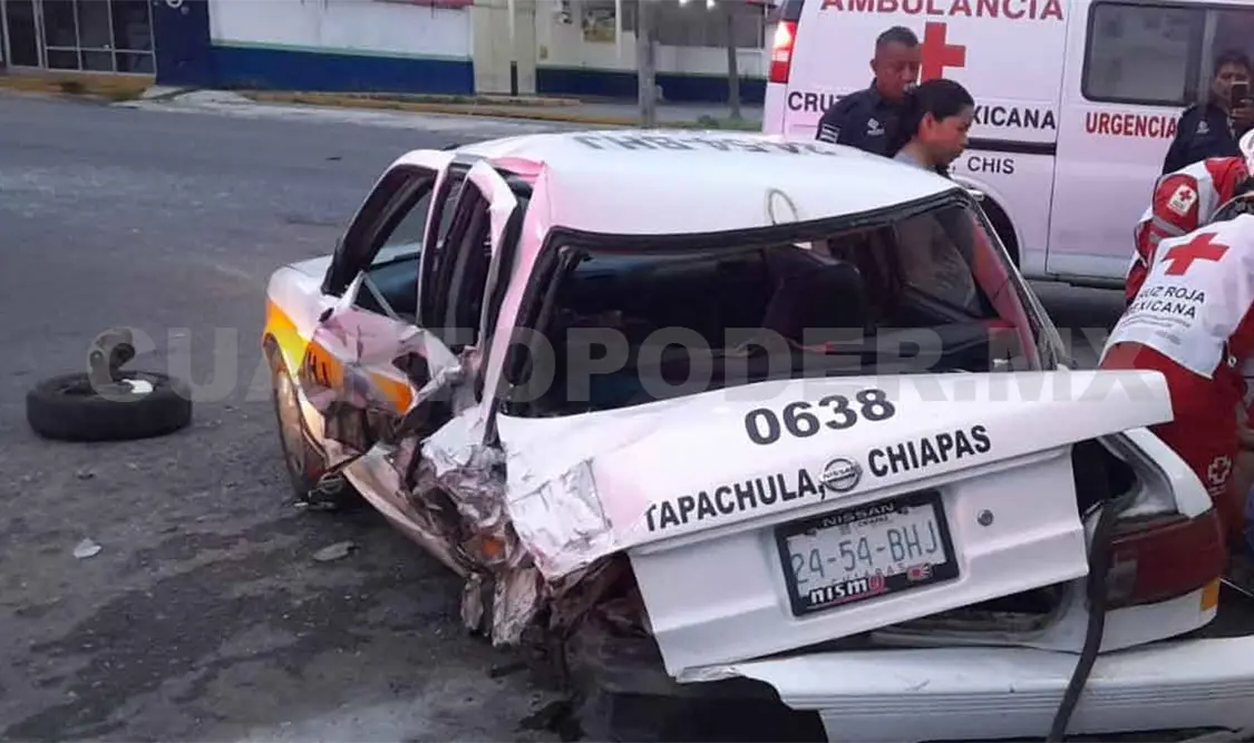 Camioneta impacta contra par de taxis