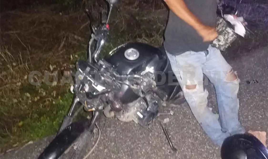 Derrapa y se sale de la carretera