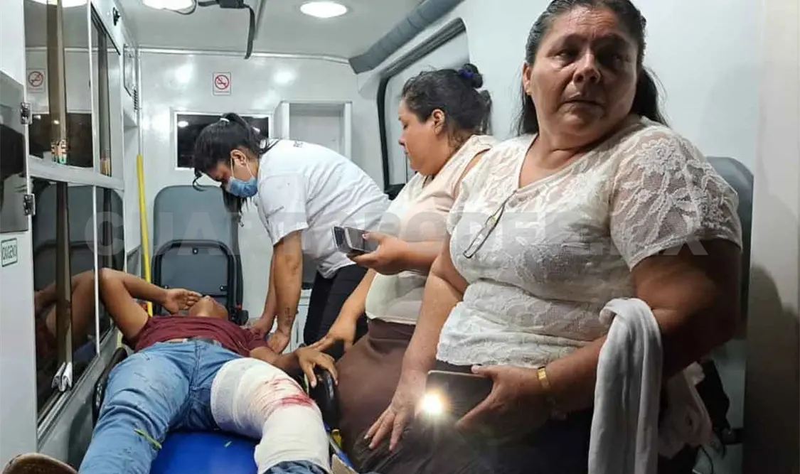 Acaba con fractura al ser embestido por un taxi de Tabasco