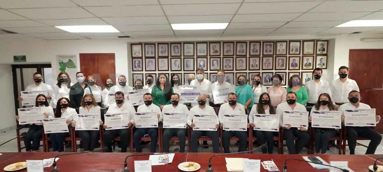 Entrega Carlos Morales placa a Grupo Farrera