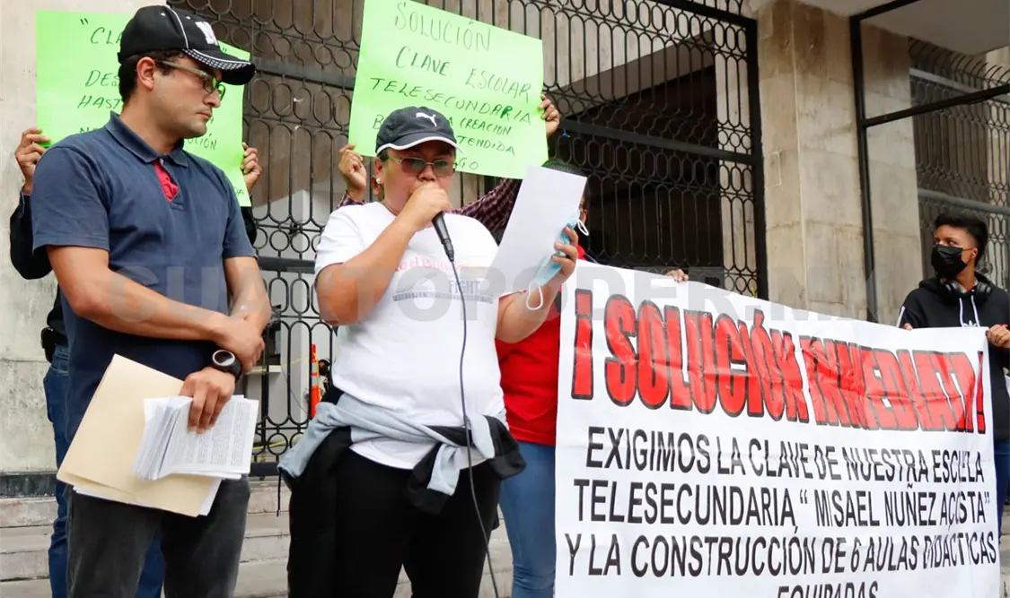 Exigen entrega de claves a escuelas telesecundarias