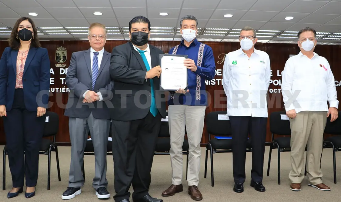 Asiste Escandón a entrega de títulos a estudiantes