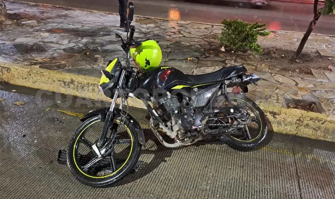 Pareja de motociclistas lesionada en accidente