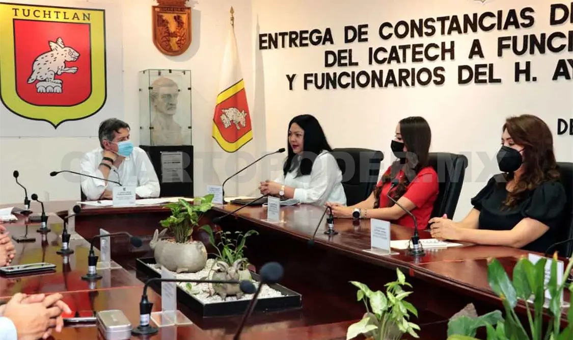 Entregan constancias de cursos por el Icatech