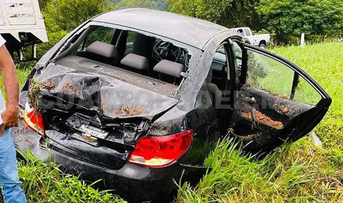 Destroza un vehículo en la Costera y logra escapar