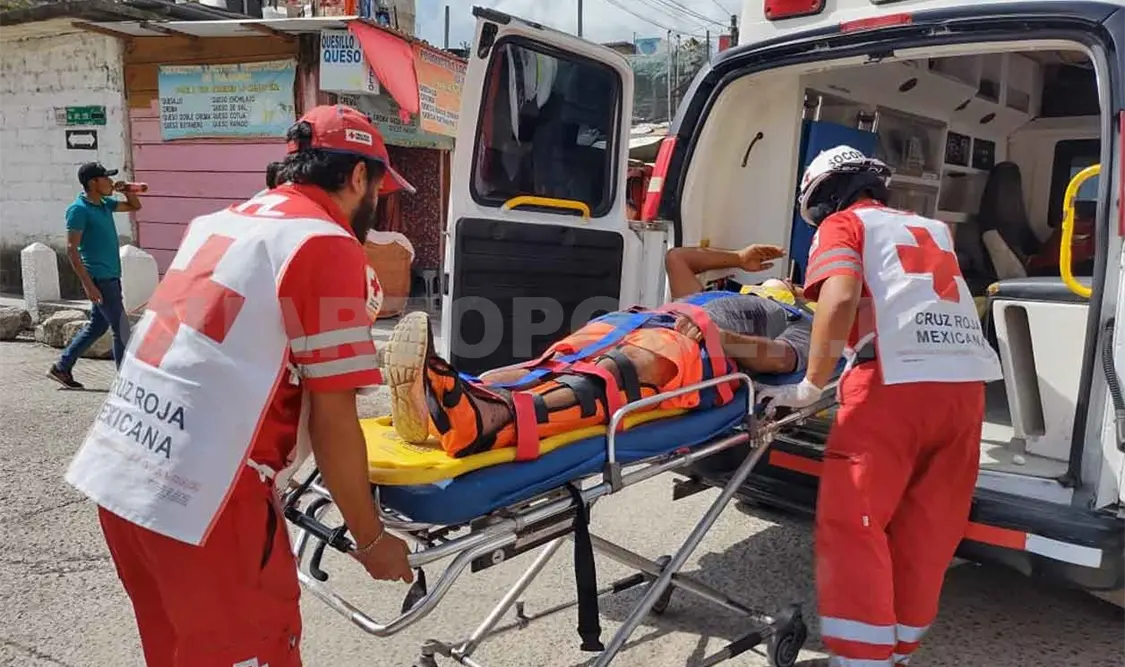 Taxi embiste a motociclista y lo manda a un hospital