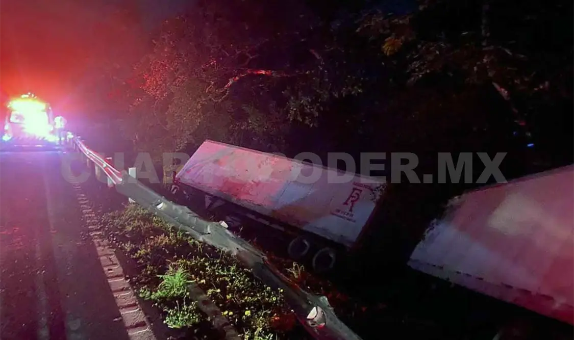 Vuelca tráiler al circular sobre la carretera Costera