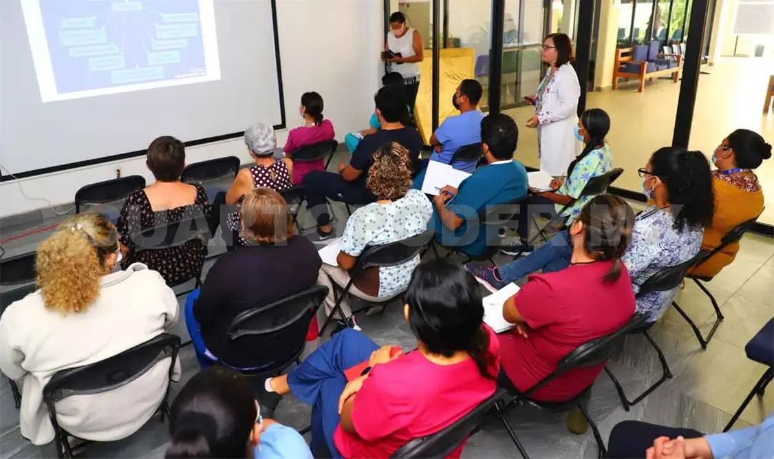 Continúa formación del personal del Centro de Rehabilitación
