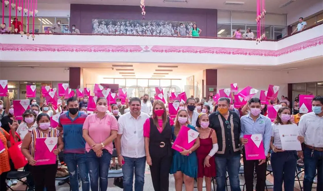 Entrega Rosy Urbina escrituras a 50 familias