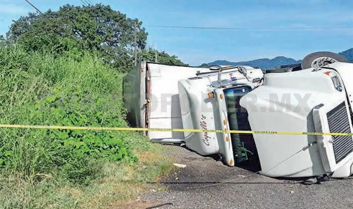 Tráiler vuelca en la Costera
