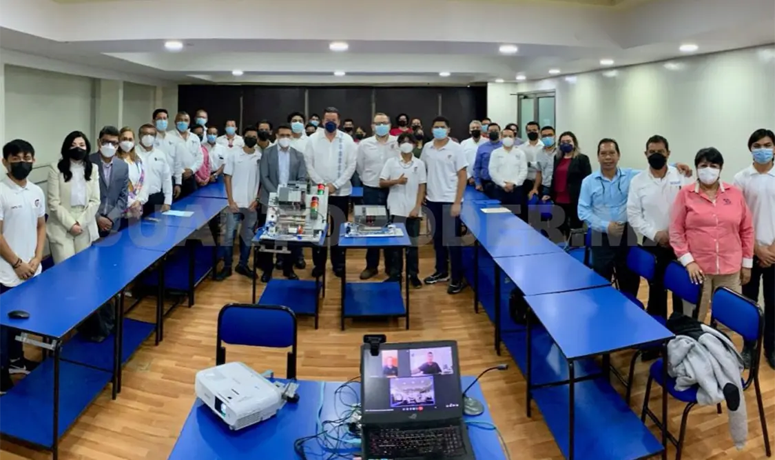 Donan equipos tecnológicos al CBTis