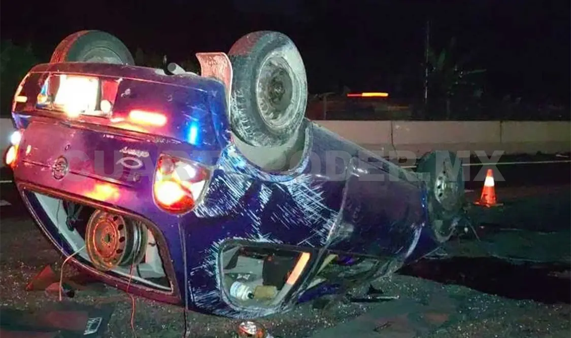 Automóvil compacto queda con los neumáticos al aire