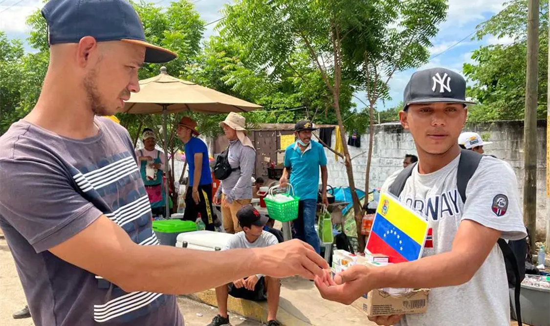 Desde hace 10 días, cientos de personas migrantes de origen venezolano gritan ofertando comida, agua, refrescos, cortes de cabello y el cambio de dólares. Cortesía