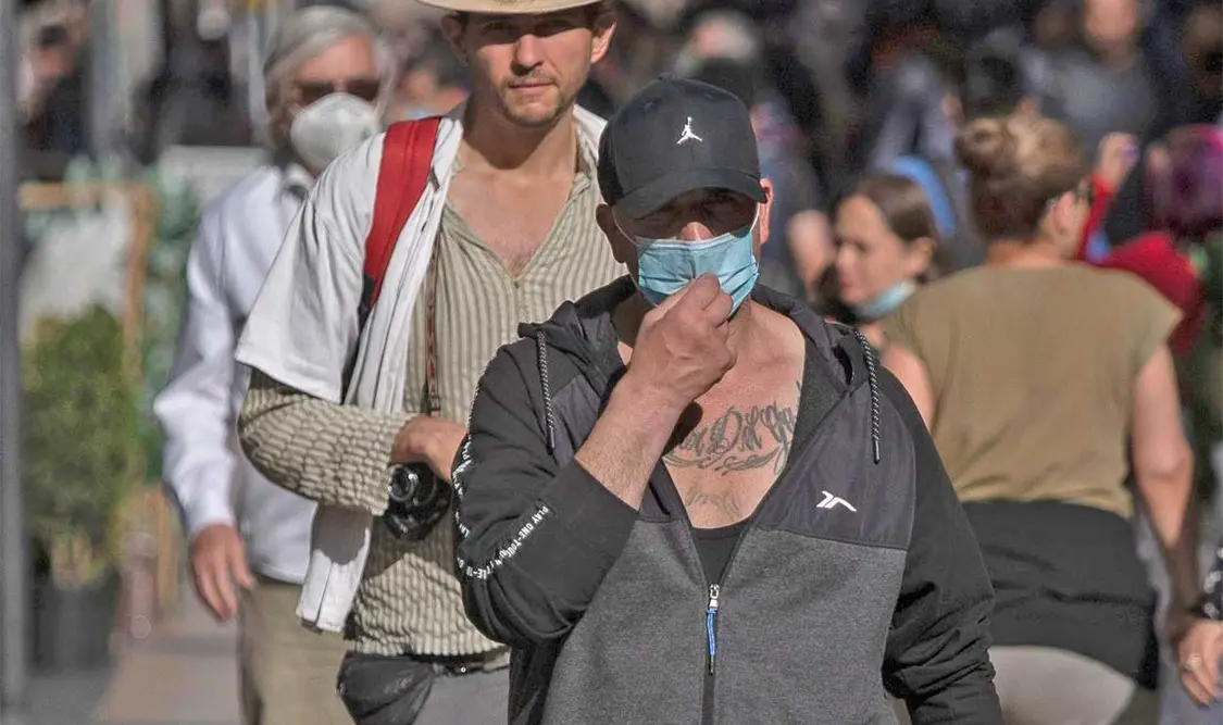 Hay muchas personas que se resisten a dejar el cubrebocas atrás. Cortesía