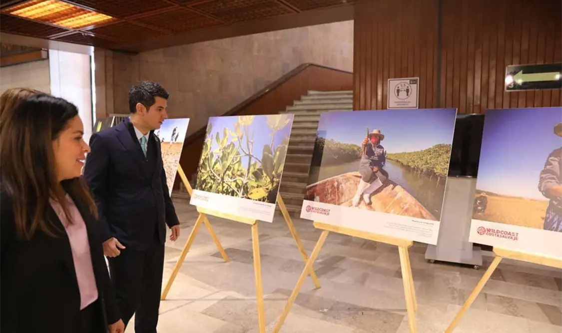 El diputado federal Eduardo Murat Hinojosa recorrió las 20 fotografías expuestas de Claudio Contreras. Cortesía