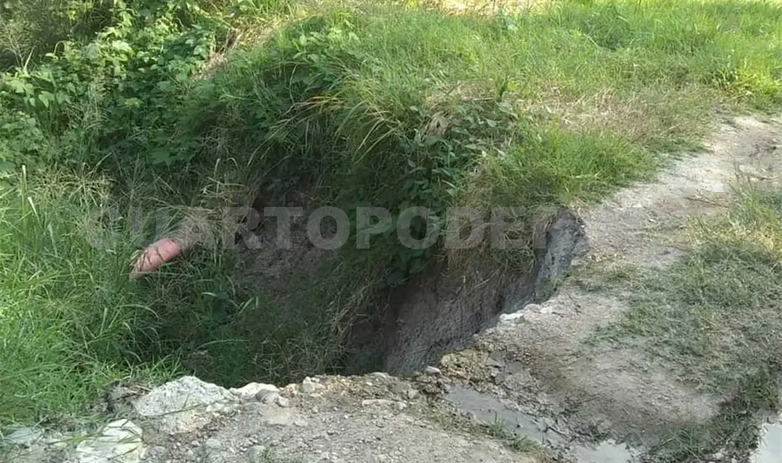 Desde hace un mes comenzó a formarse este agujero en el suelo. CP