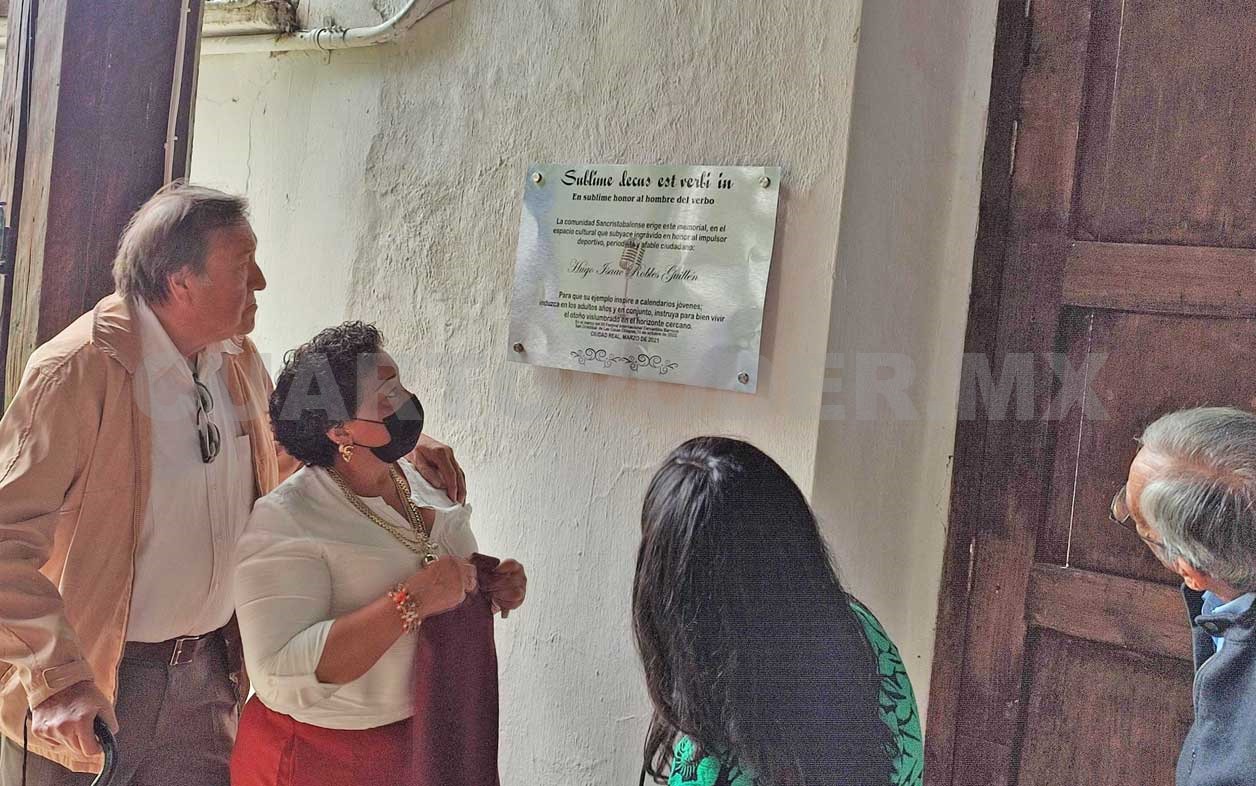 Develan placa en honor al periodista Hugo Robles