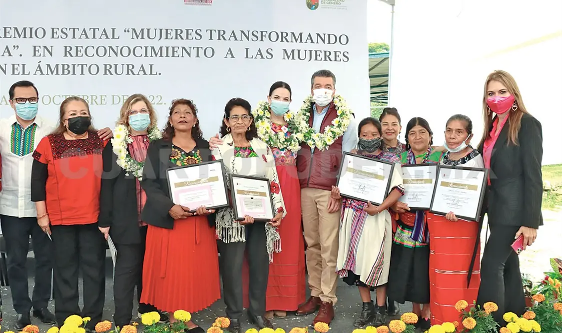 El gobernador entregó estos galardones en el marco del Día Internacional de las Mujeres Rurales. CP