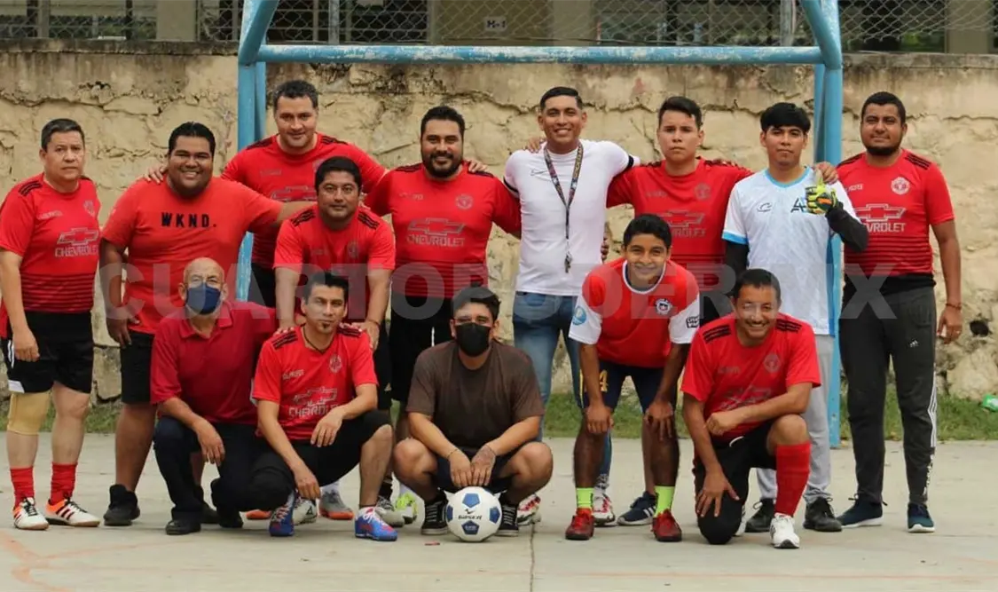 La escuadra de los Profes sacó el empate en el último segundo y arruinó la fiesta de los alumnos del primer semestre. Cortesía