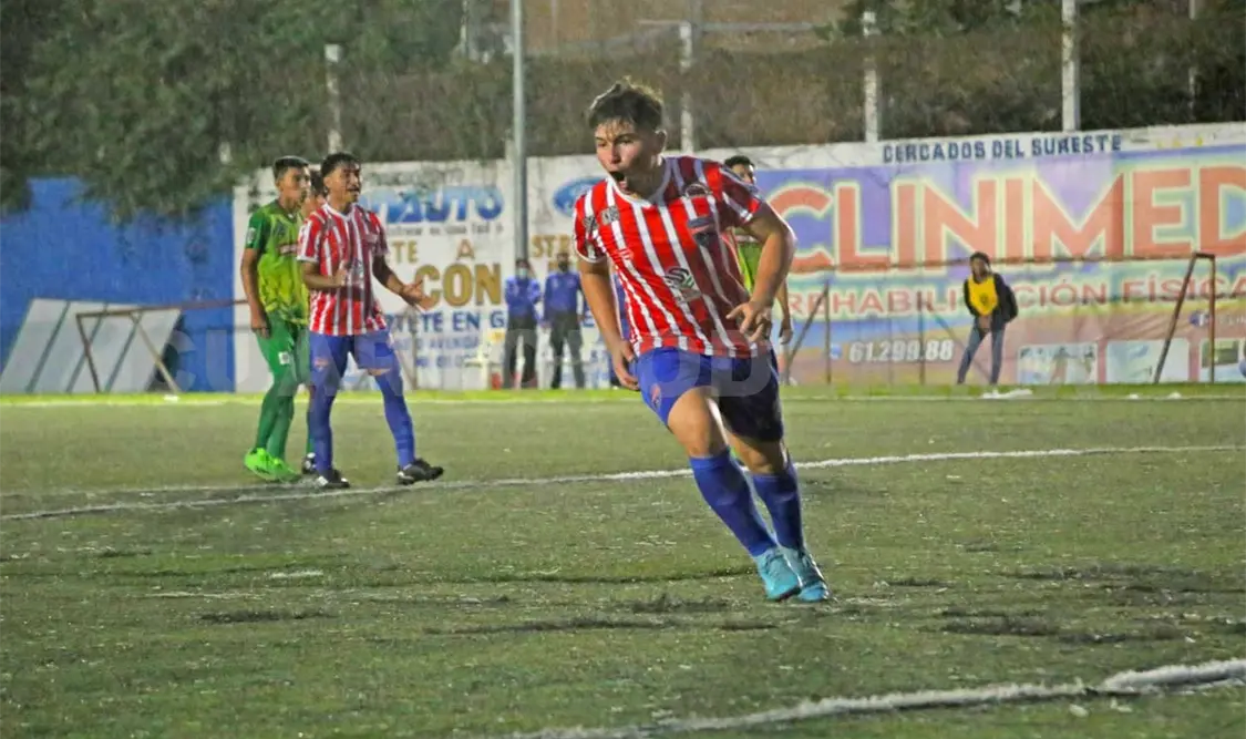 Aguerrido choque entre clubes chiapanecos dentro del campeonato de la Tercera División Profesional. Carlos López/CP