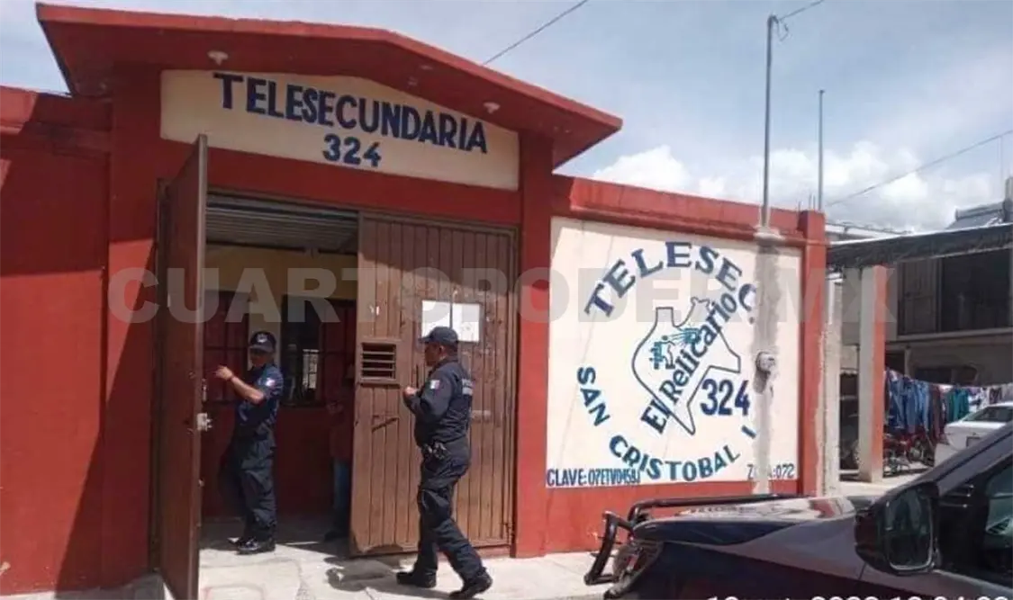 Elementos policíacos fueron informados sobre que un estudiante había llevado una pistola tipo escuadra a su institución educativa. Cortesía