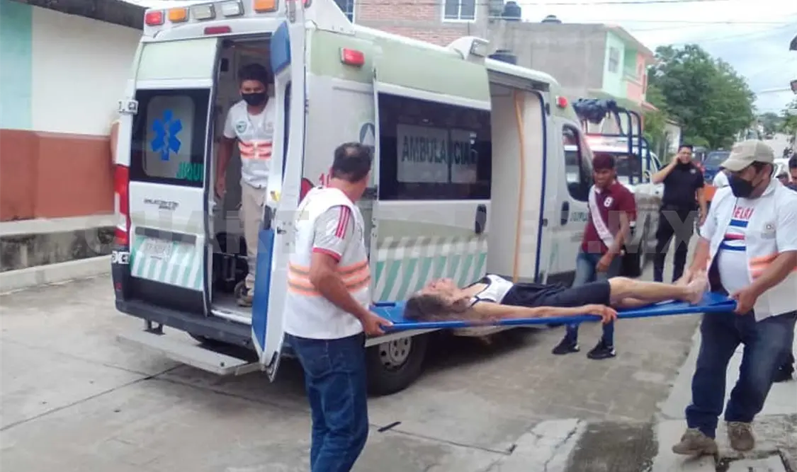 La persona de la tercera edad que había sufrido el violento atraco fue valorada y trasladada a un hospital para recibir atención profesional. Cortesía