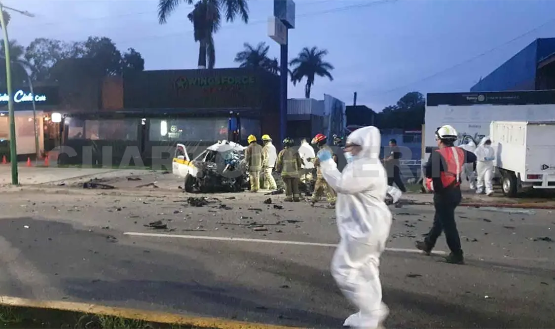 Veloz camioneta impacta a taxi y mata al chofer