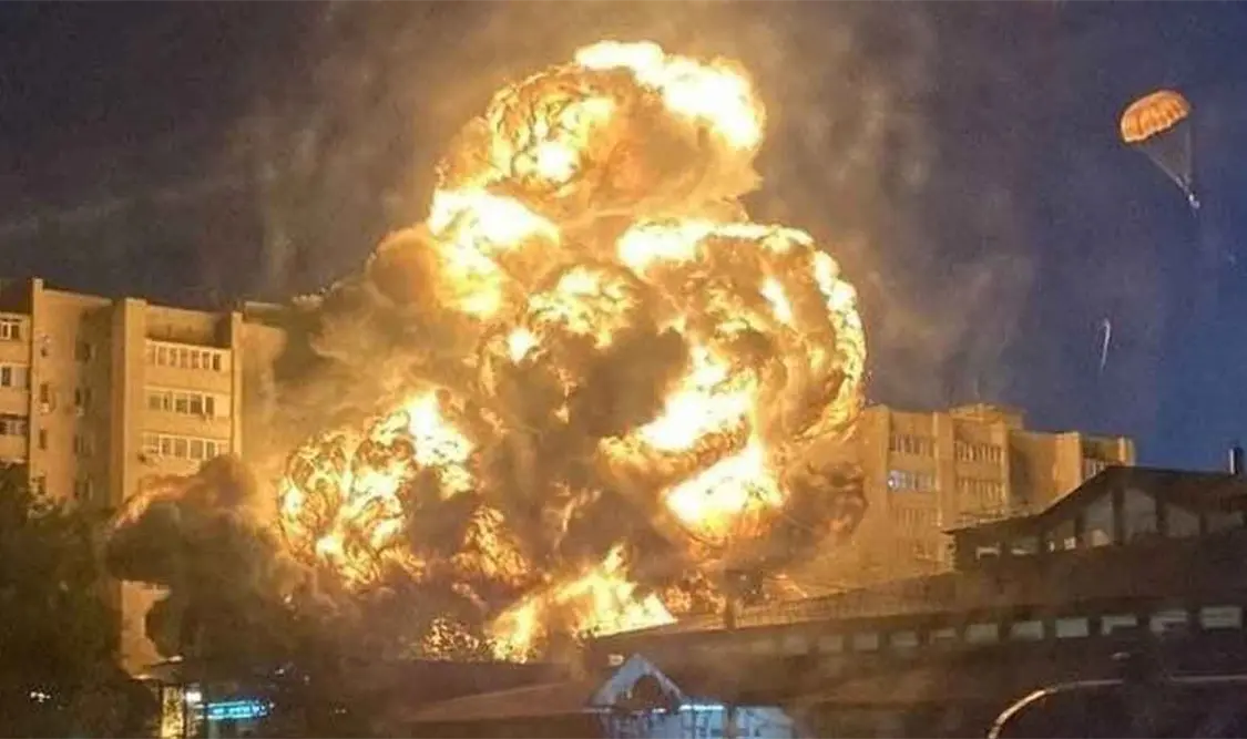 Impacta avión militar contra edificio en Rusia