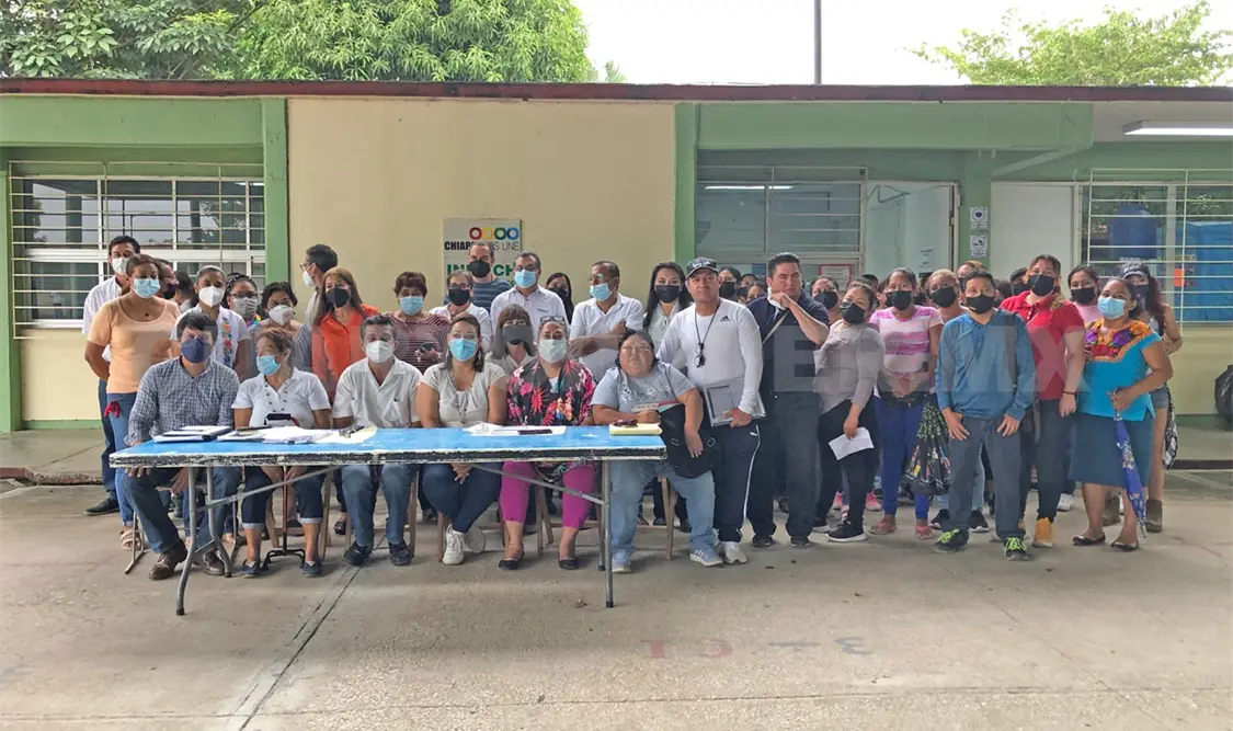 Profesores denuncian retención de salarios