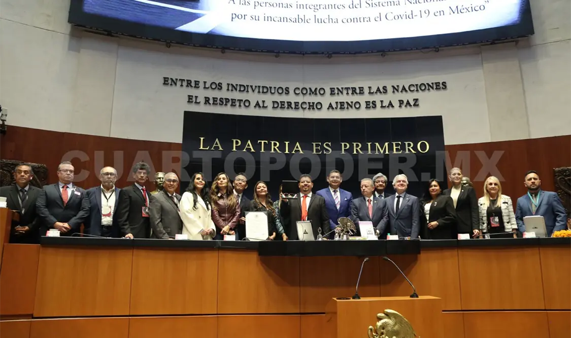 Entrega galardón al personal de salud