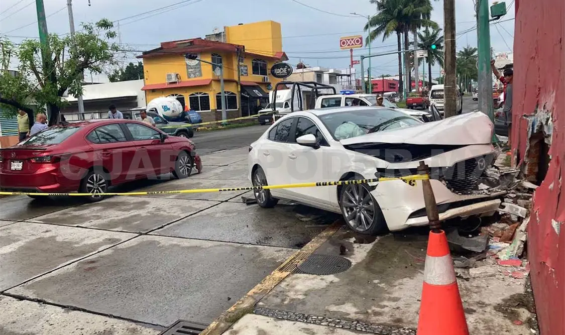 Choca a un vehículo y se estampa en pared