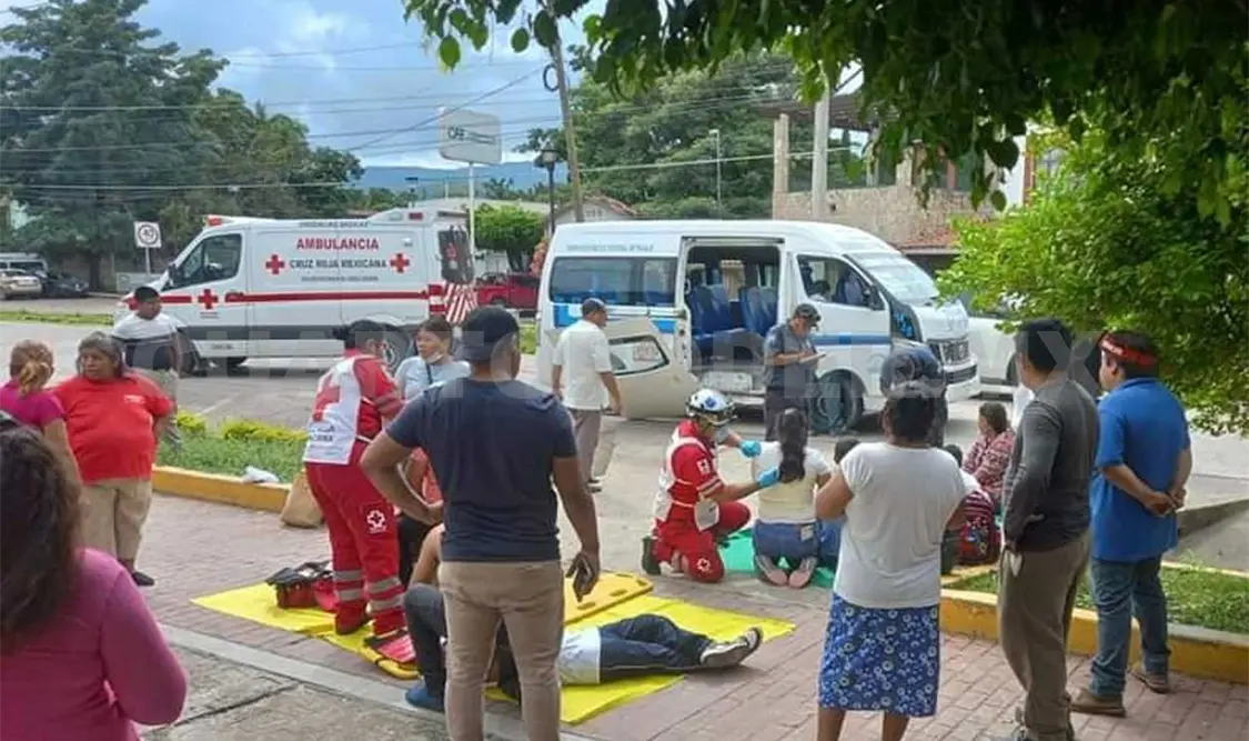 Se abre la puerta de combi; 11 pasajeros salen volando