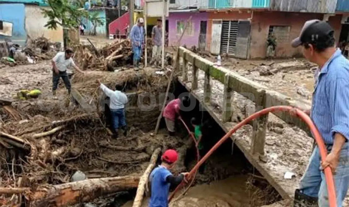 Mantienen trabajos de desazolve en Pichucalco