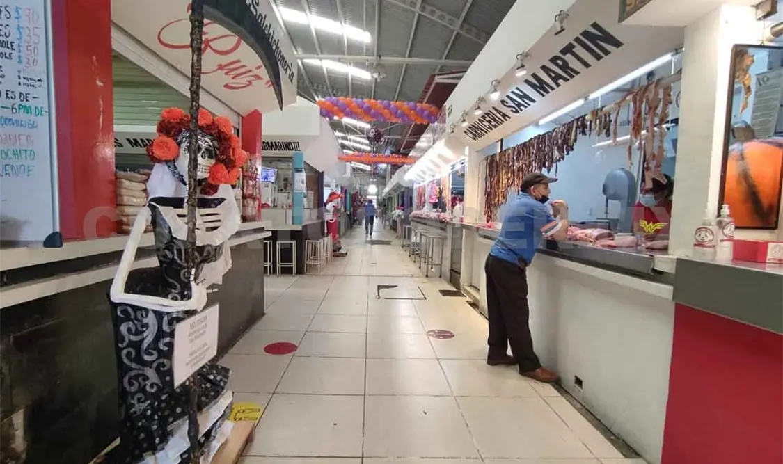 Realizan muestra de catrinas en el mercado San Juan