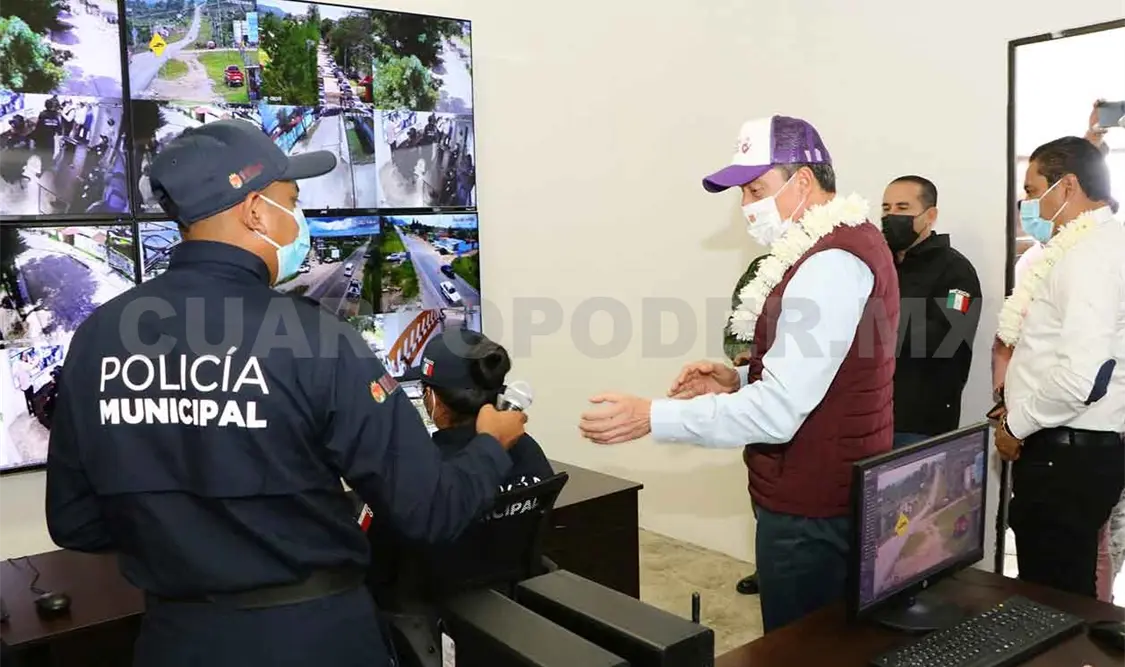 Entregan equipamiento a policías municipales