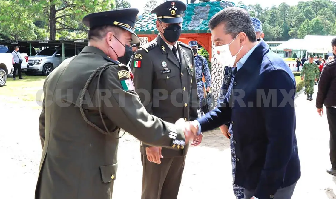 Asiste a toma de posesión de nuevo comandante