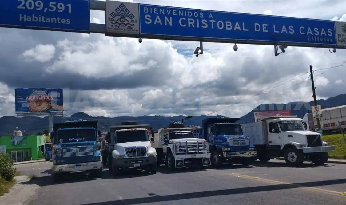 Transportistas bloquean vialidades