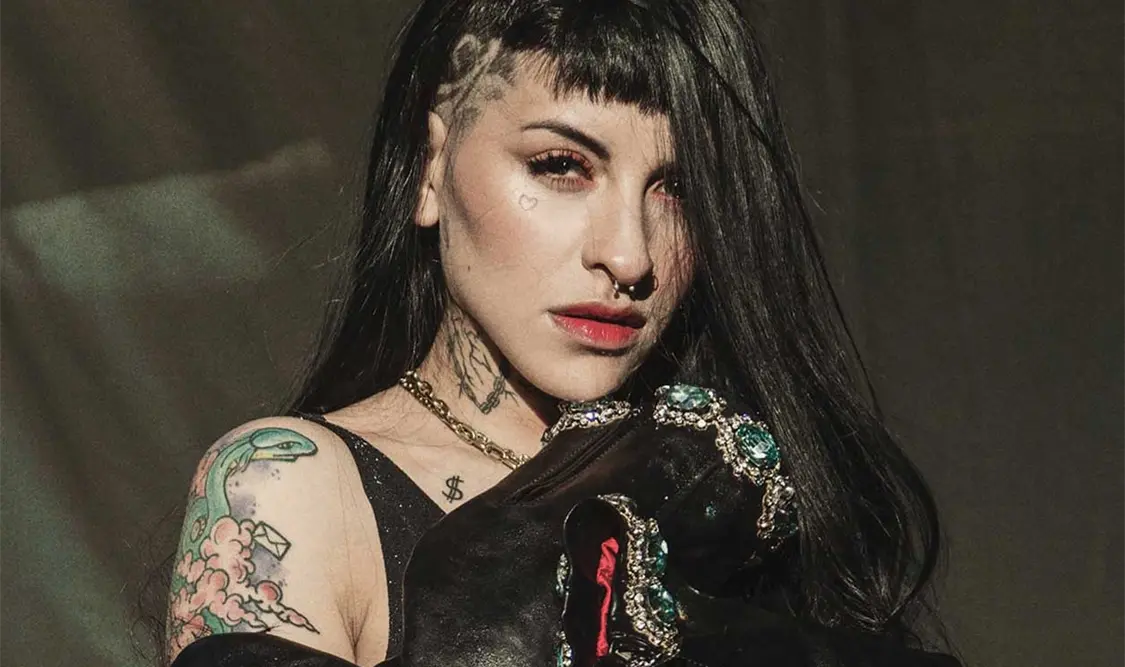 Cazzu ofrece concierto sentada