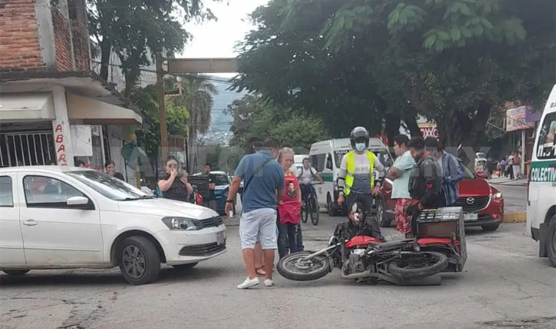 Atropellan a motociclista en presunto “semaforazo”