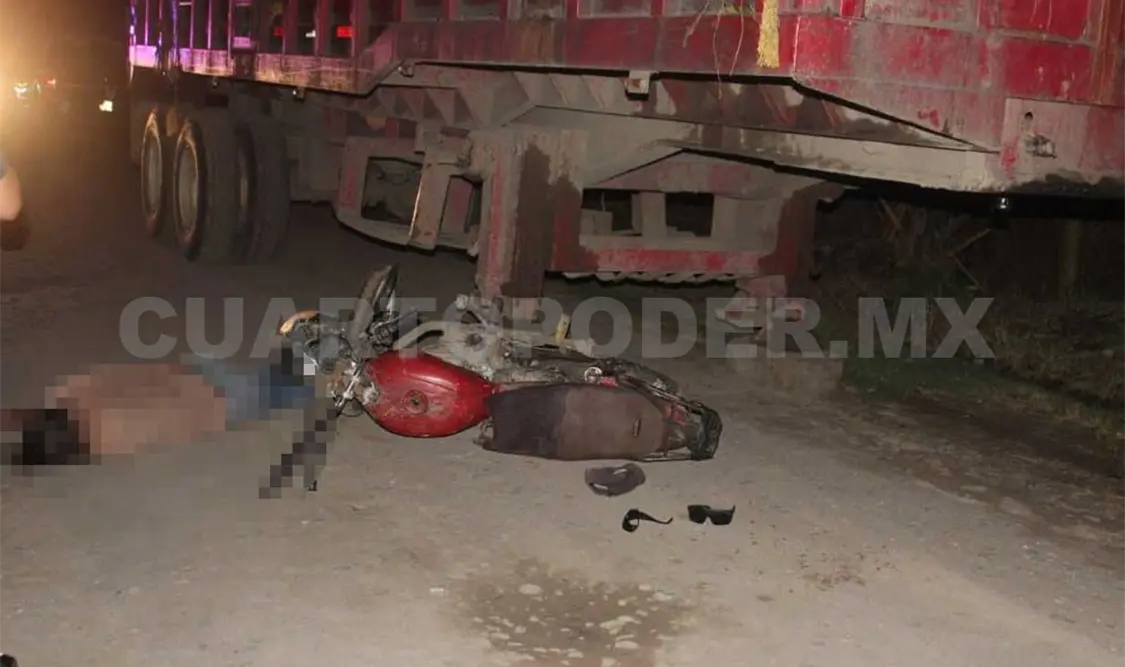 Motociclista muere al impactarse contra un tráiler