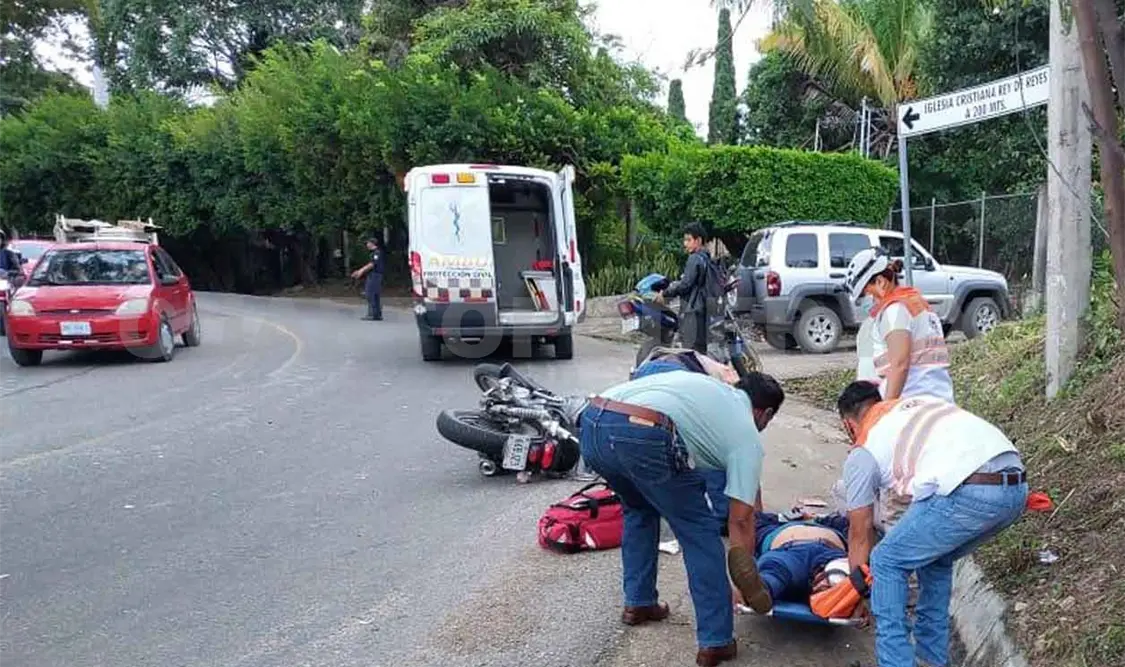 Motorista impactado por pick up que invadió carril