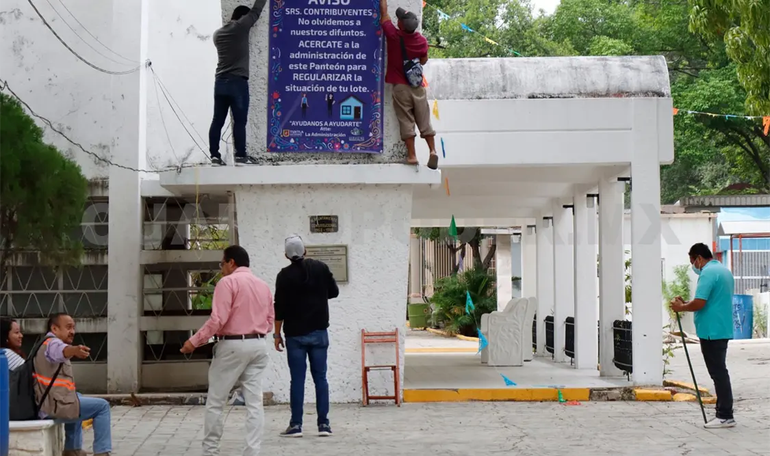 Retiran nueve toneladas de flores secas de panteones