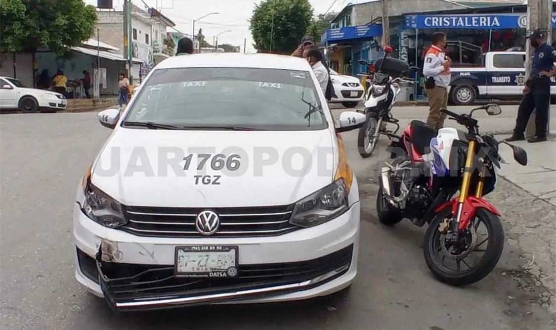 Taxista impacta a joven motociclista en la colonia Terán