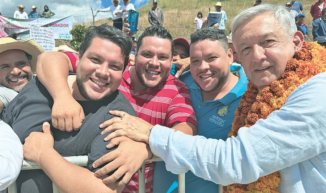 López Obrador garantizó presupuesto ilimitado para la construcción de caminos rurales en la región de La Montaña. Cortesía