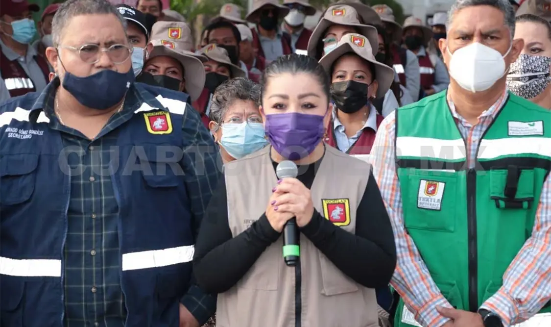 La secretaria general del Ayuntamiento, Karla Burguete, exhortó a la población a mantener limpio el panteón municipal. CP