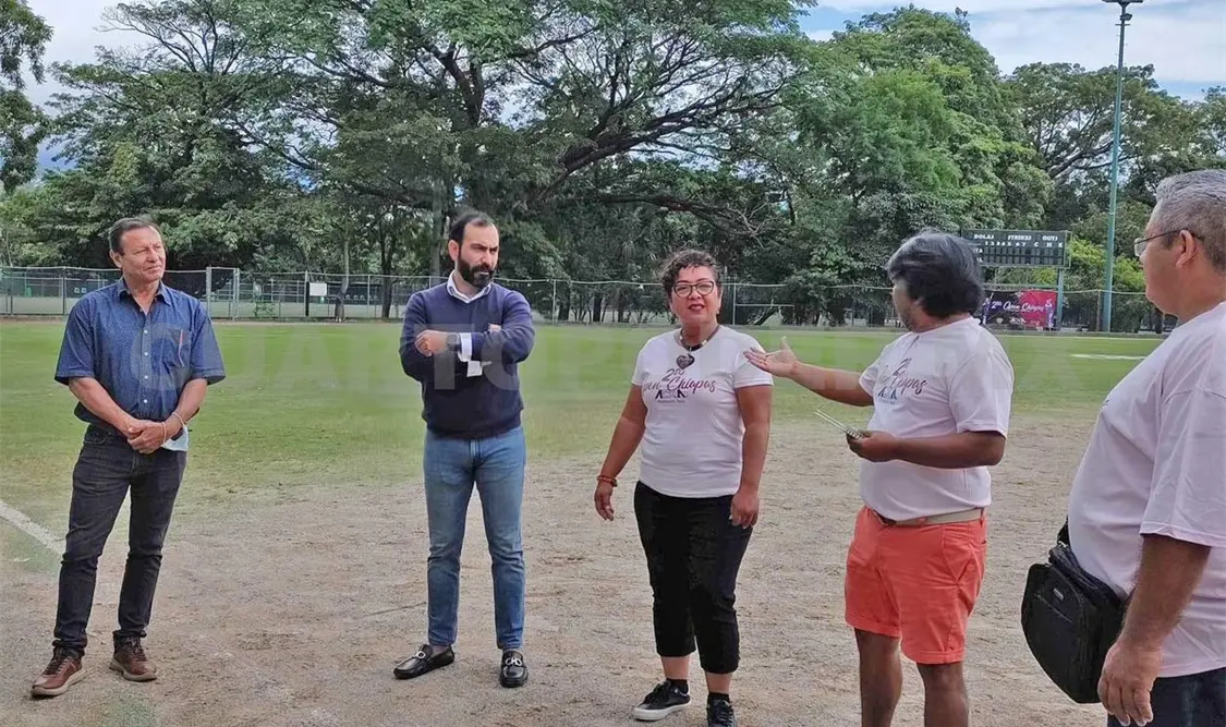 Los delegados reconocieron el campo de pelota de Caña Hueca para cerciorarse de que se encuentre en buen estado para celebrar este evento deportivo. Cortesía